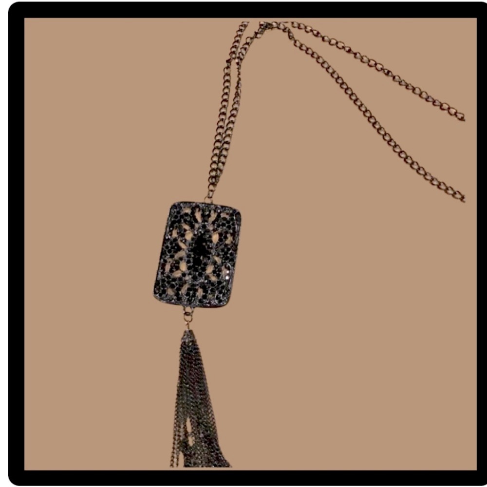Beautiful Black long necklace with gorgeous detail